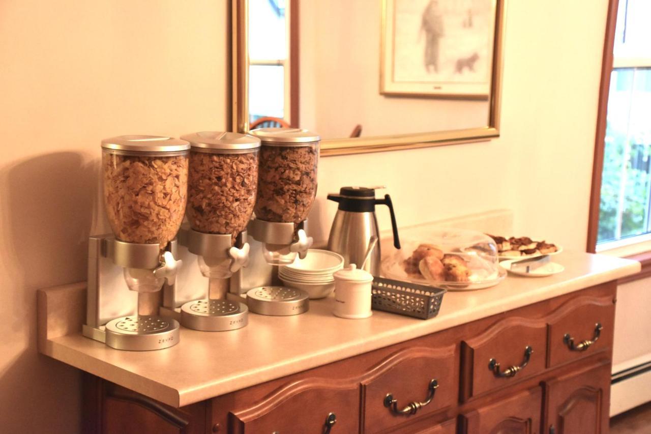 The Harbour House Bed & Breakfast ชาร์ลอตต์ทาวน์ ภายนอก รูปภาพ